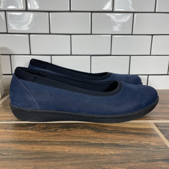 Clarks Ayla Low Womens Size 9 Shoes Navy Cloudsteppers Casual Comfort Slip On - Picture 3 of 13